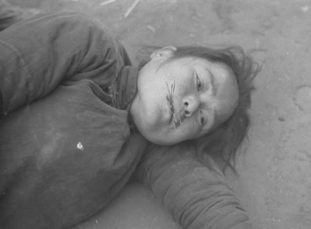 老照片:妇女嘴里塞着嚼不烂的稻草,鬼子杀害无辜百姓