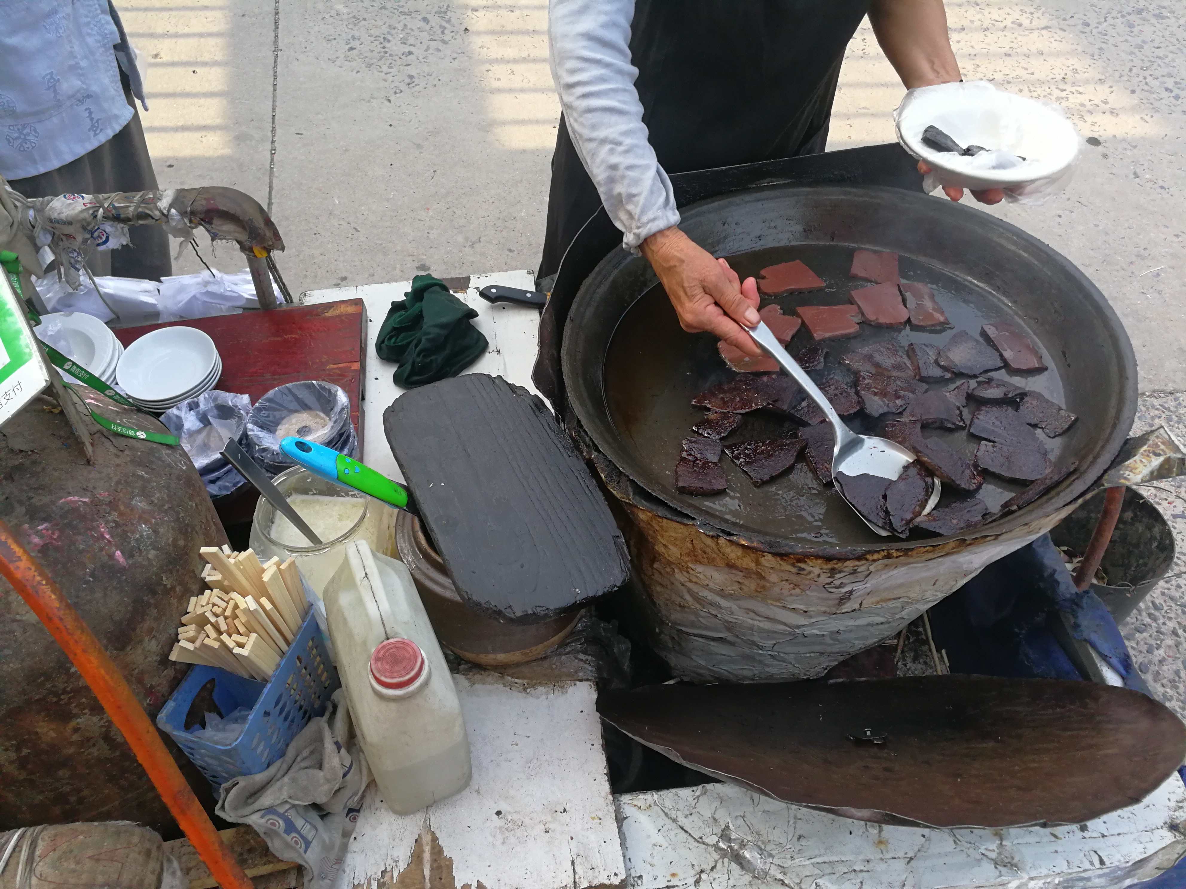 卖煎血的老夫妇:有一种惧内的眼神,是被爱雕琢的痕迹