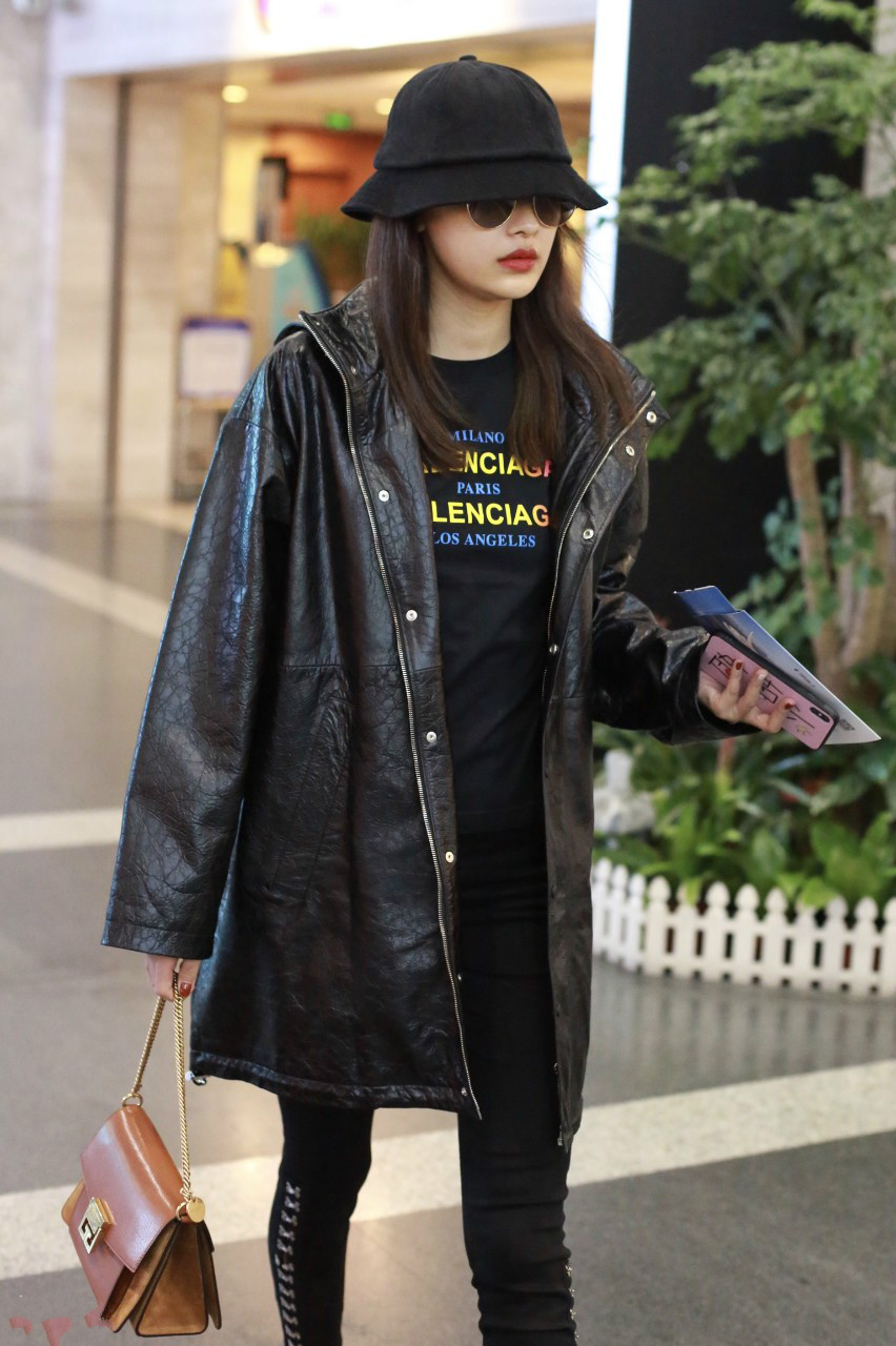 孙怡穿黑色皮衣搭配黑色紧身裤现身机场,戴黑色渔夫帽和墨镜好酷