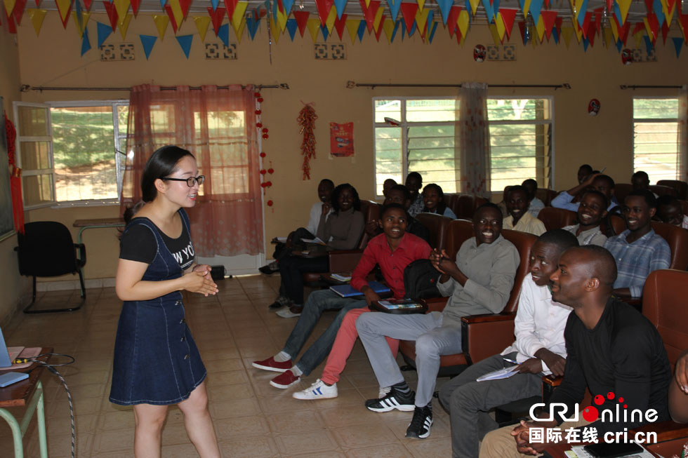 卢旺达人学习中国语言文化兴趣浓(组图)