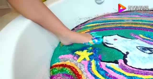 外国美女作死实验,在50瓶闪光粉的浴缸里泡澡,出浴的画面太美!