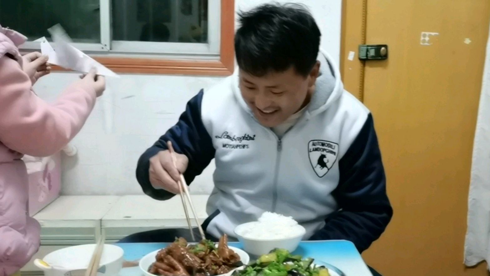第一次录视频还有点紧张,不过红烧鸡爪和鸡翅配米饭吃真过香