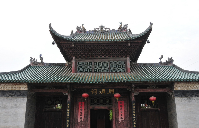 周渭祠由戏台(已毁),门楼,大殿堂,后殿(已毁),左右厢房组成.