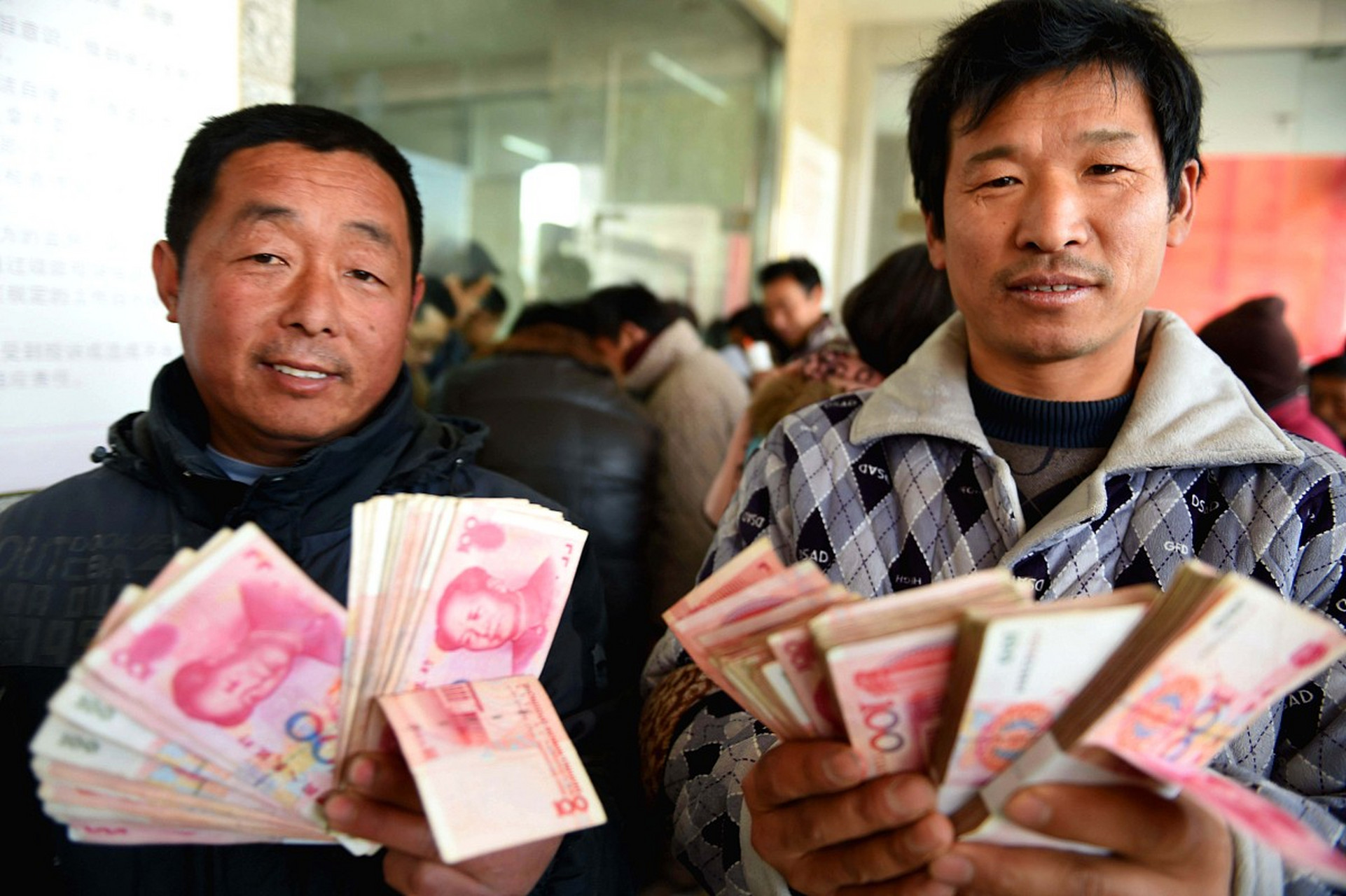 一天,一个老板给他的员工发工资,员工看了看工资条,很不满意,就对老板