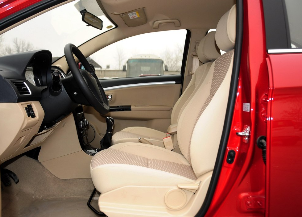 这辆车的前排空间不用说相当充足,可能是因为车身大小的关系后排坐1米