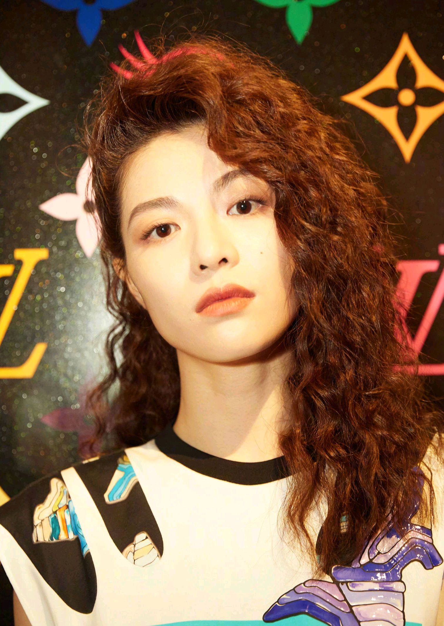 钟楚曦出席活动,复古造型浪漫俏皮充满个性,现场写诗,才女一枚