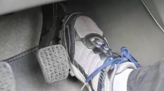 人倒车内猛踩油门!4路公交车急了