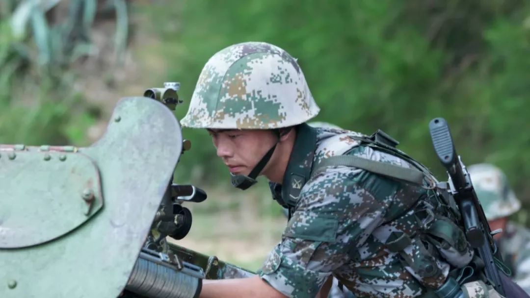 连长——沈渤鑫        他叫沈渤鑫,是一位炮兵出身的连长,对炮兵专业