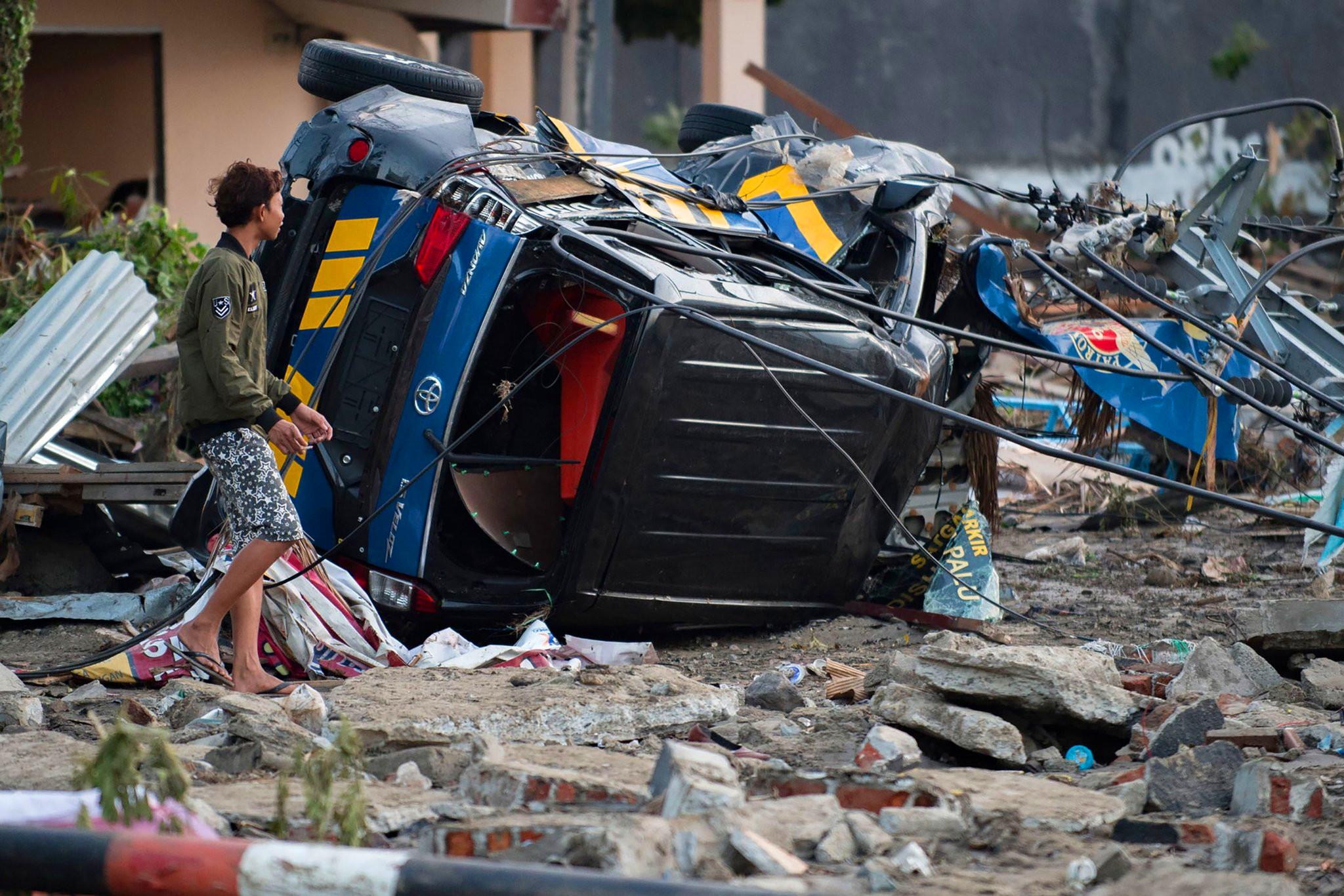 印度尼西亚海啸和75级地震,毁坏了一个岛屿,超过4百多人丧生