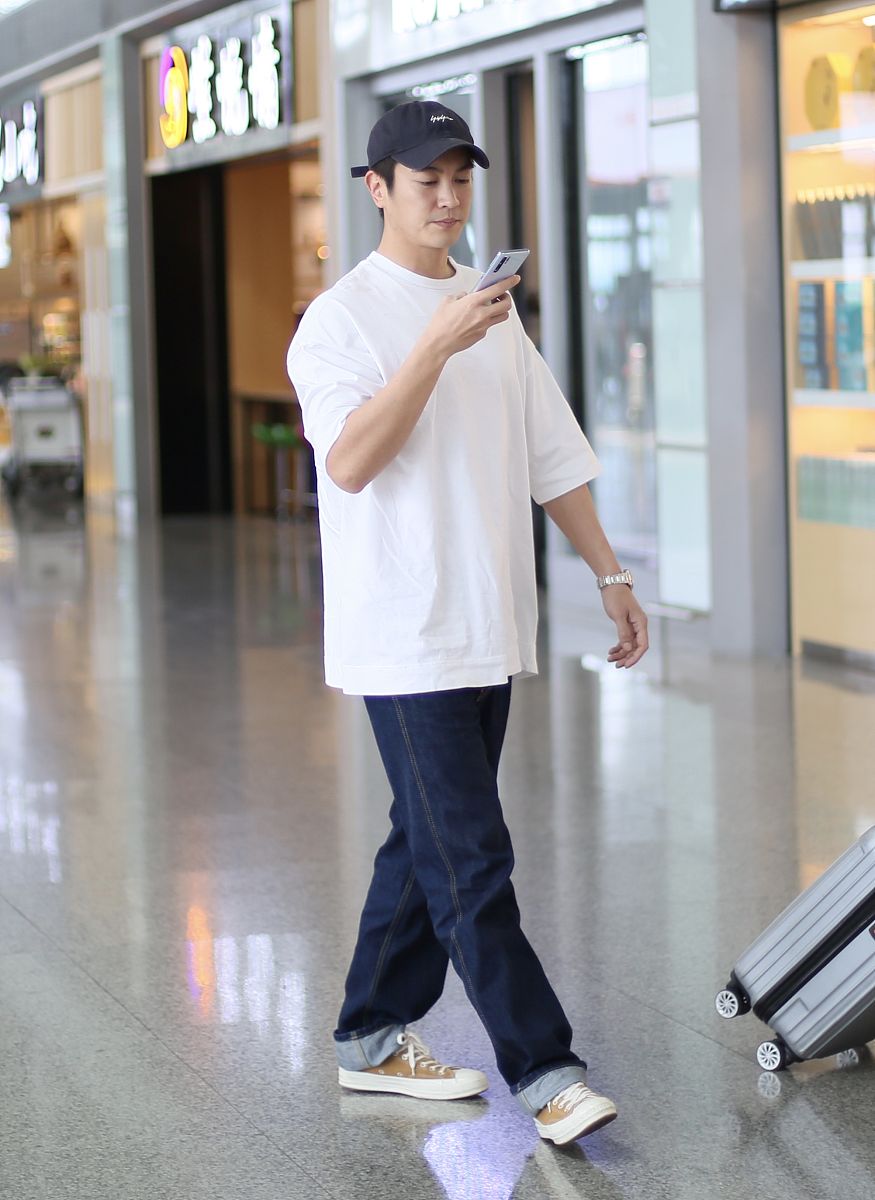 杜江街拍:白t恤牛仔裤帆布鞋 阳光帅气