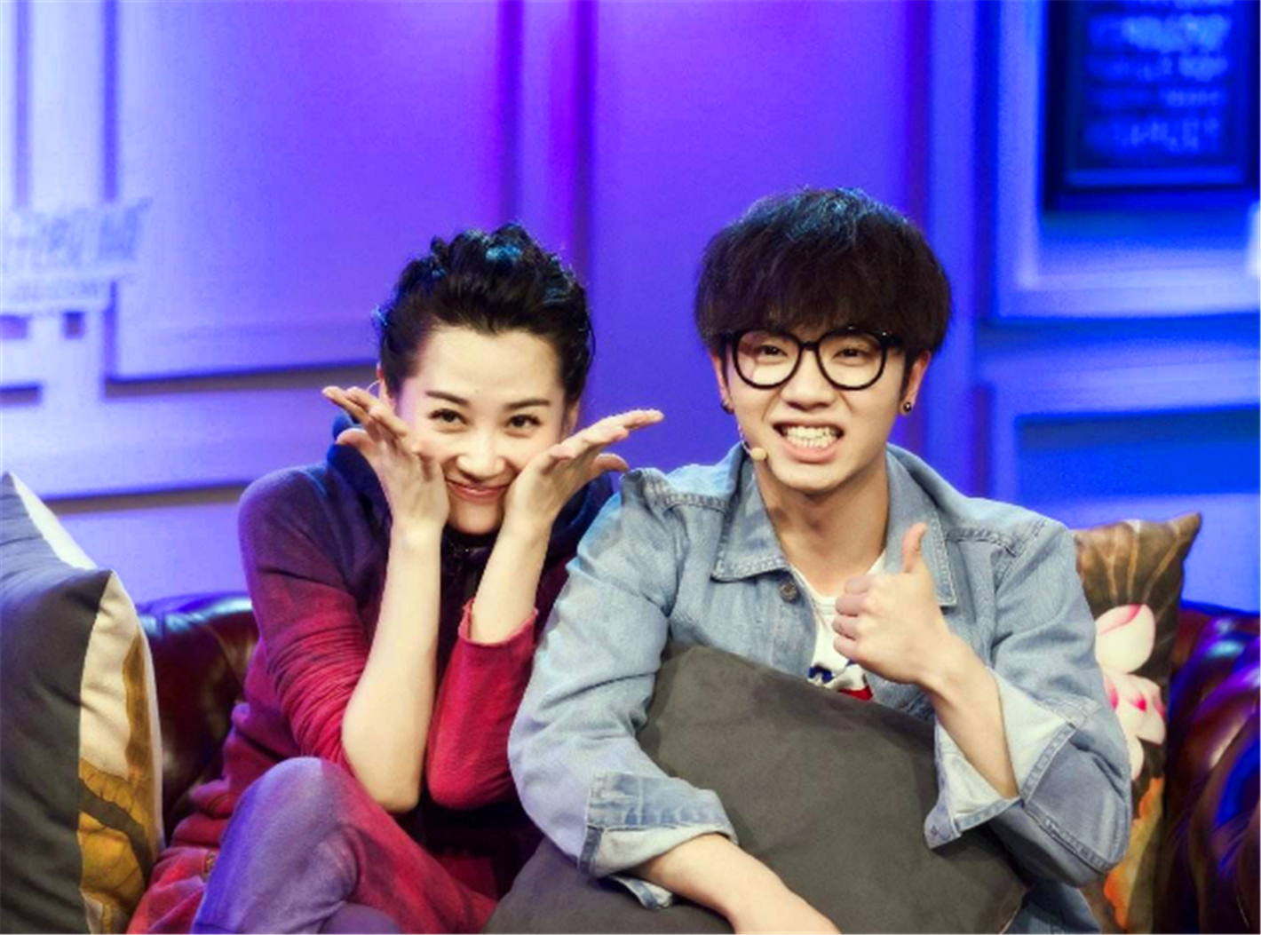 井柏然给许晴涂口红,许晴却是笑得合不拢嘴,幸亏戴了个大墨镜,要不然