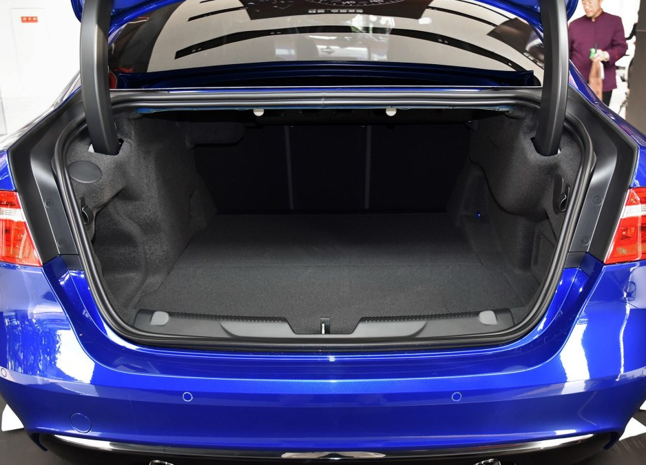 捷豹xel硬朗干练的设计风格,整车造型厚重感中添加一丝时尚