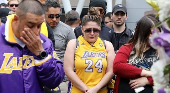 科比回家了!纪念馆门前,球迷们送来了1353个篮球和无数的鲜花!