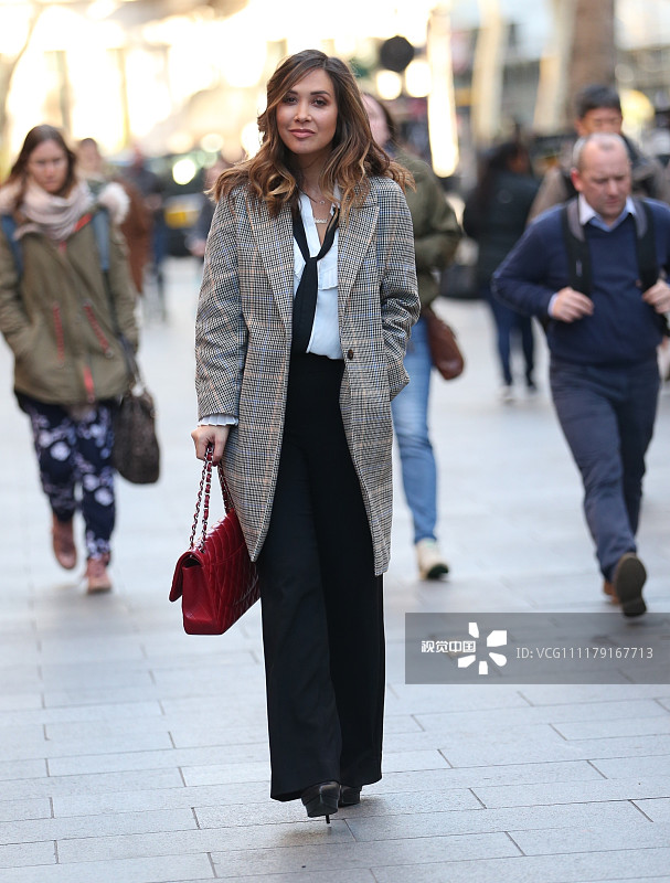 玛琳·克拉斯街拍:西装阔腿裤chanel手袋 商务知性