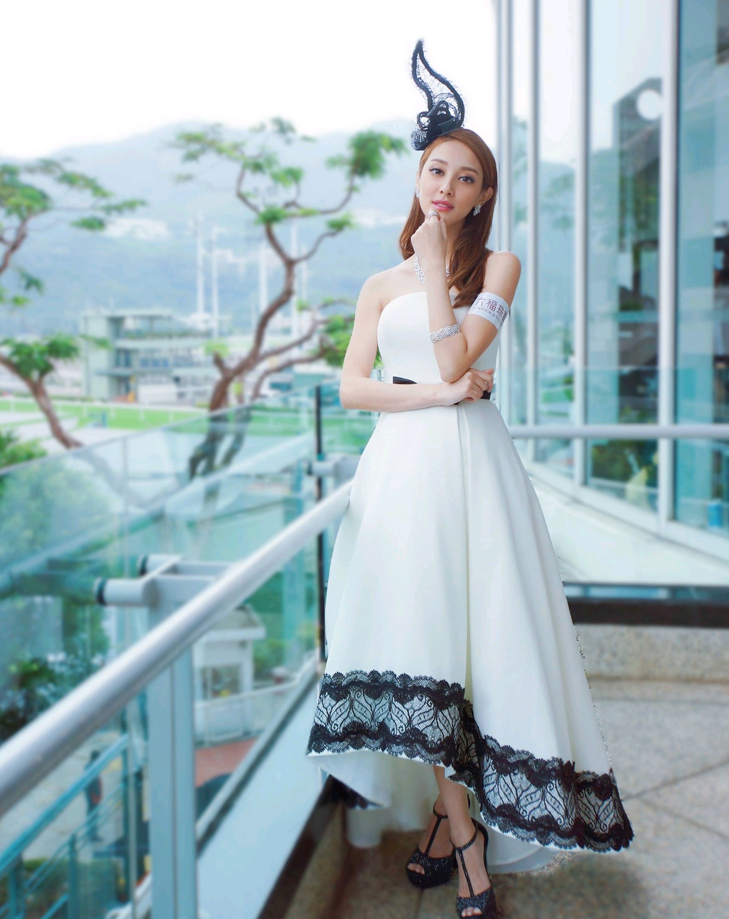 陈凯琳挺孕肚出席活动,怀孕四个多月的她仍穿高跟鞋,身材保持的很完美