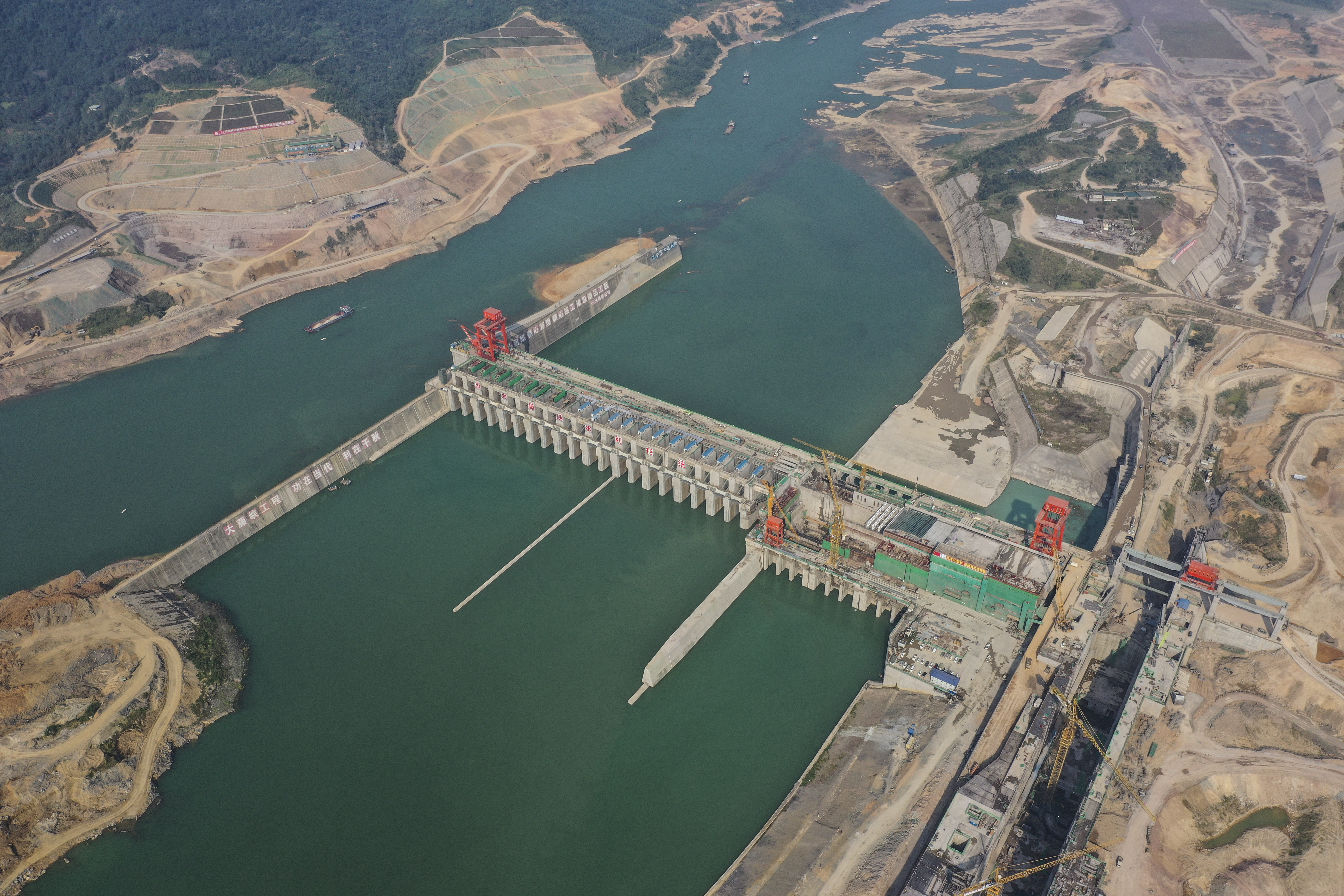 广西大藤峡:坚守岗位忙施工