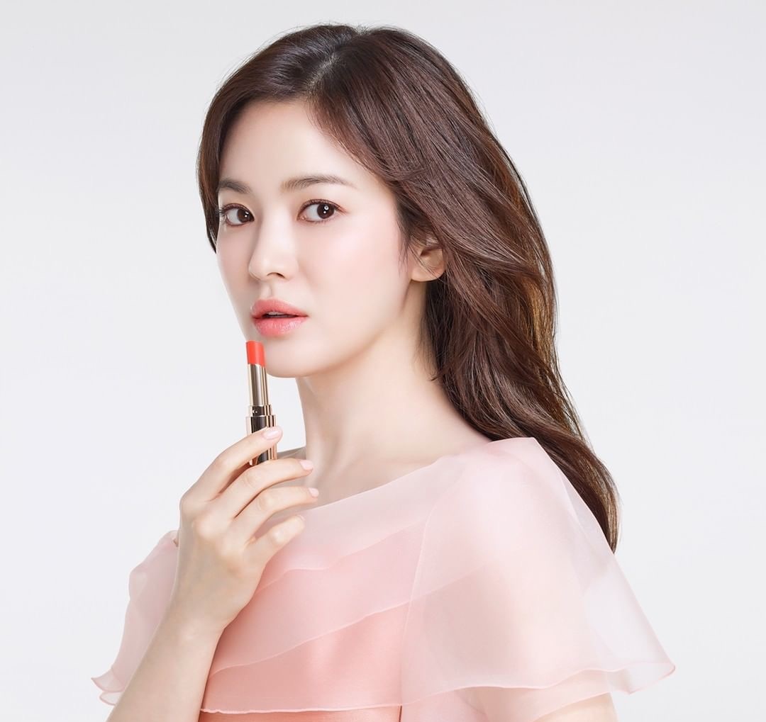 宋慧乔终于变长发了,穿露肩裙优雅又性感,好气质让人惊艳