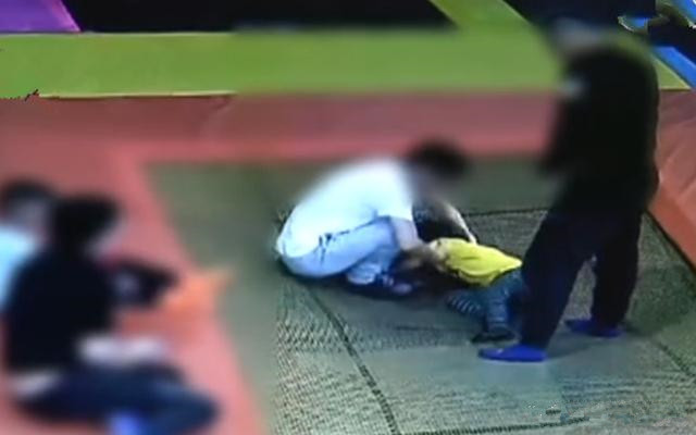 200斤壮汉往蹦床上一跳,小女孩摔倒骨折,壮汉:我都没