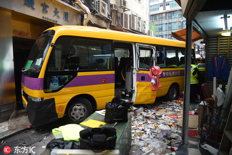 香港一校车冲上人行道,致2死13伤,疑因未拉手刹!
