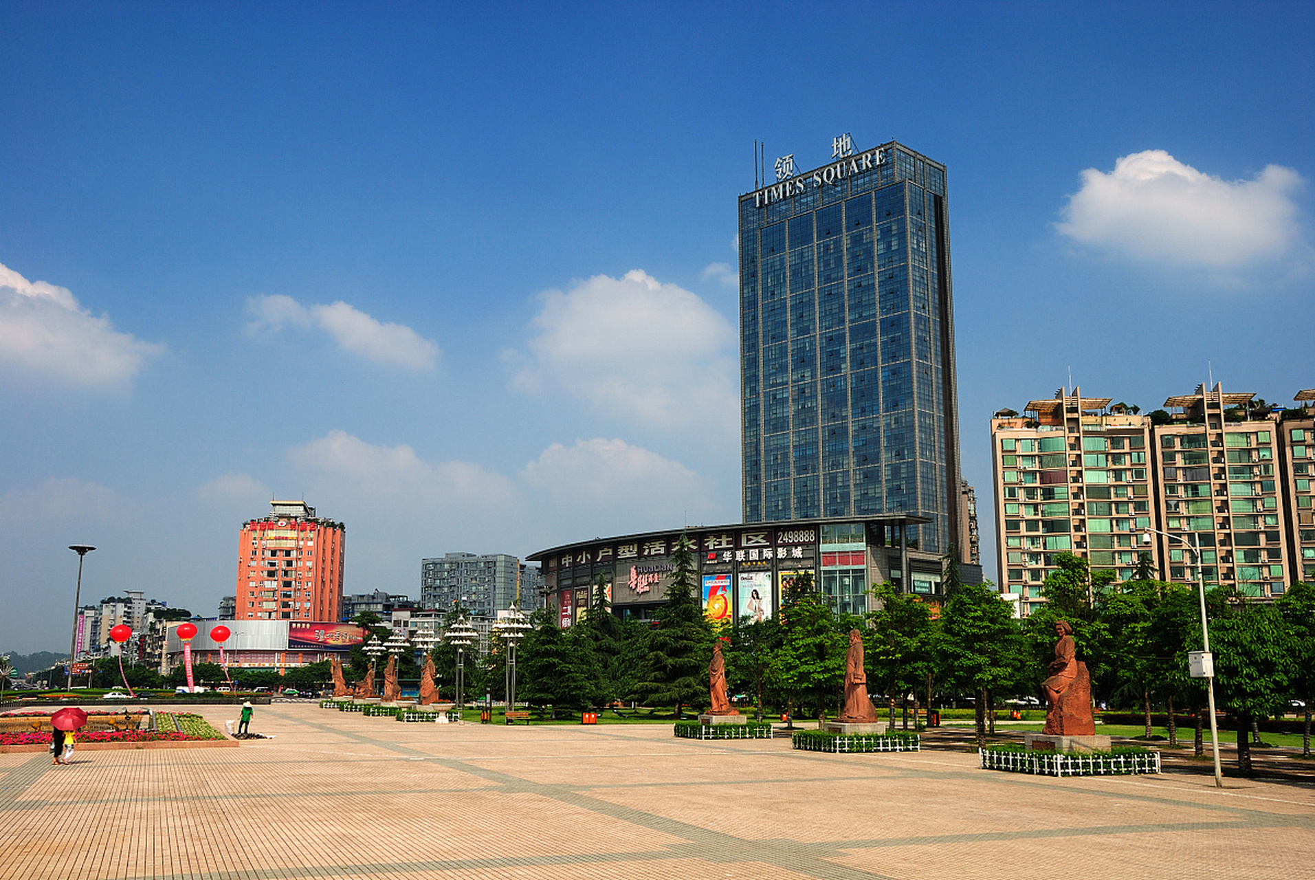 镜头里的春天# 随着城市的快速发展,南宁人民广场也需不断改进和完善