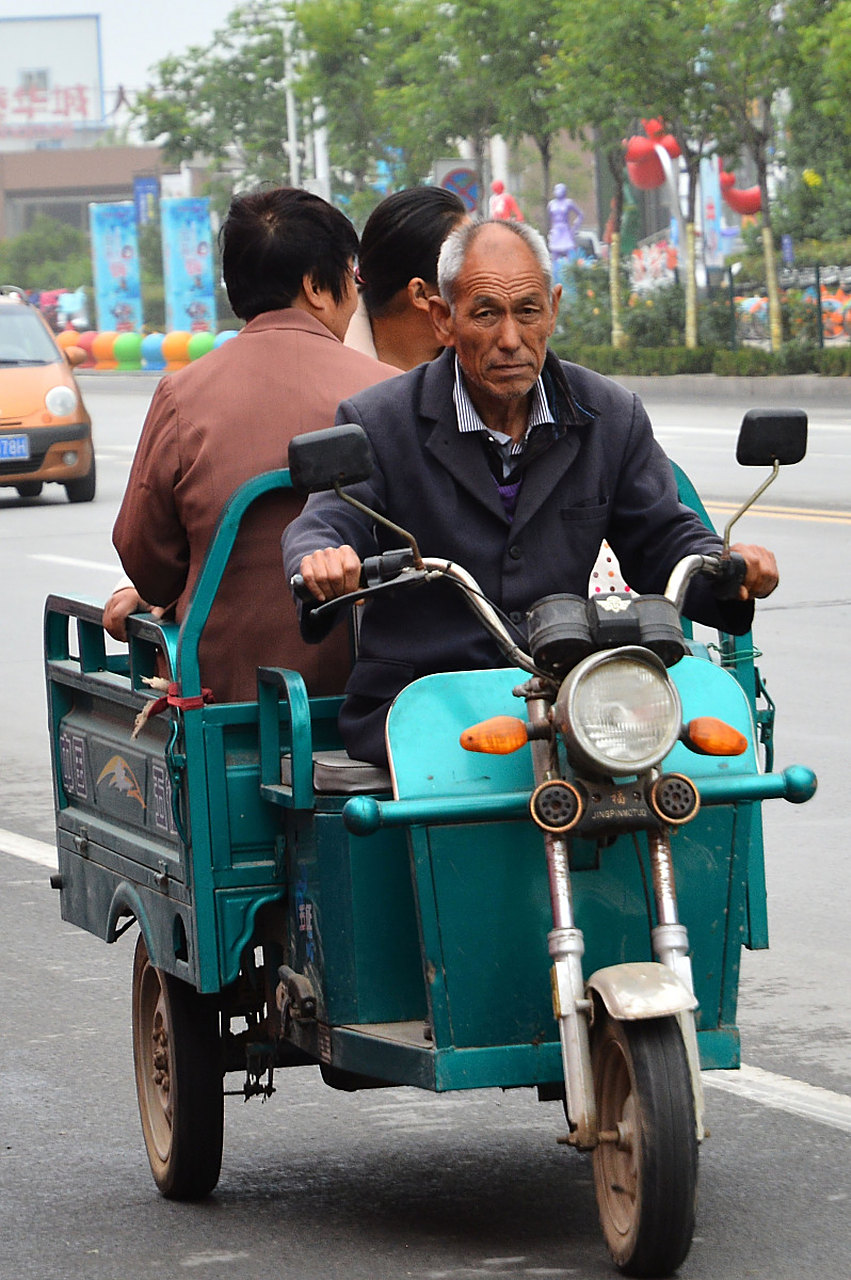 规范老头乐行驶和管理才能保障交通安全和畅通.[原文:老头乐对