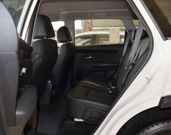 起亚kx7这款车的后排空间绝对宽敞,一家四口外出无压力,但是中间突出