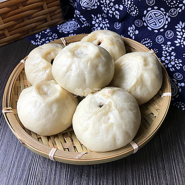 红豆沙包子,皮薄馅大,香甜松软,一口气干掉3个