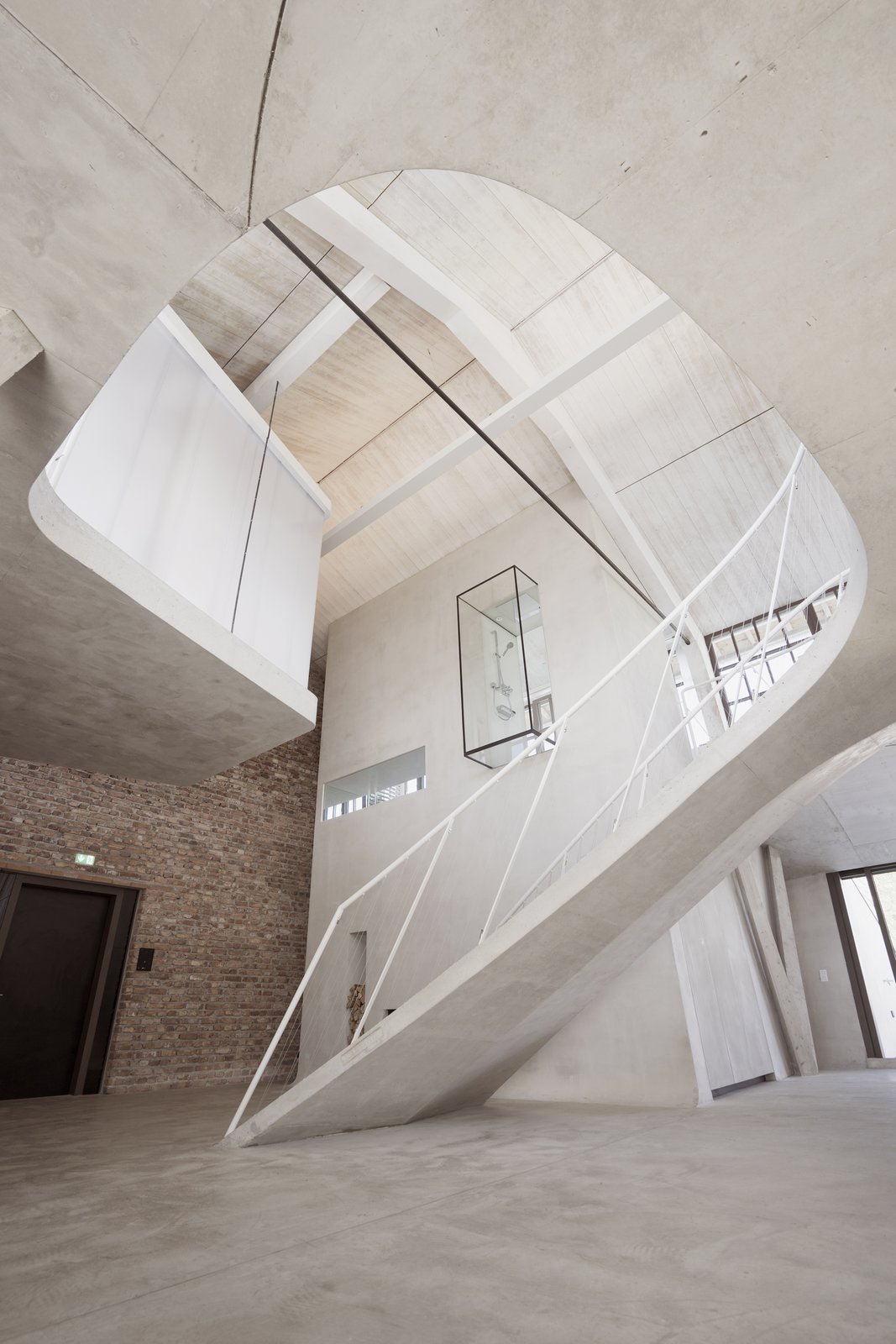 这座有令人惊叹的楼梯的阁楼看起来像詹姆斯·邦德的藏身之处