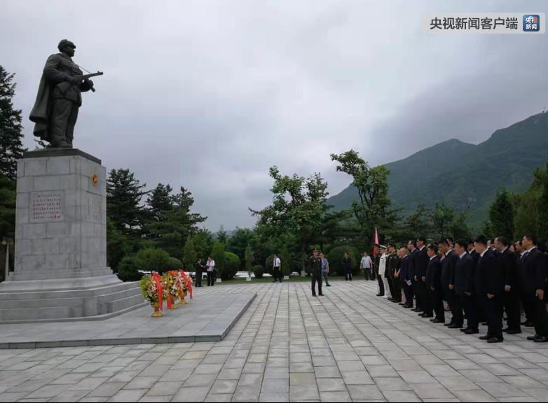 中國青年幹部代表訪朝 赴志願軍烈士陵園祭掃紀念