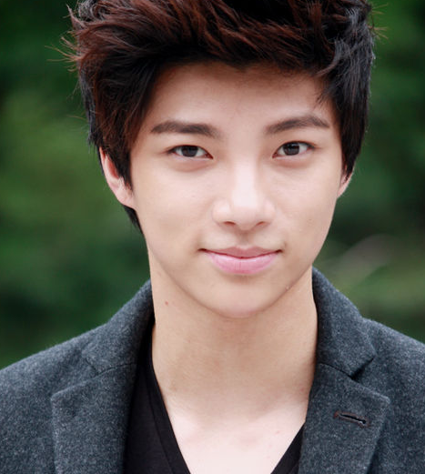 主演,该剧是讲述开朗活泼的音乐剧演员某一天突然变成飞上枝头变凤凰