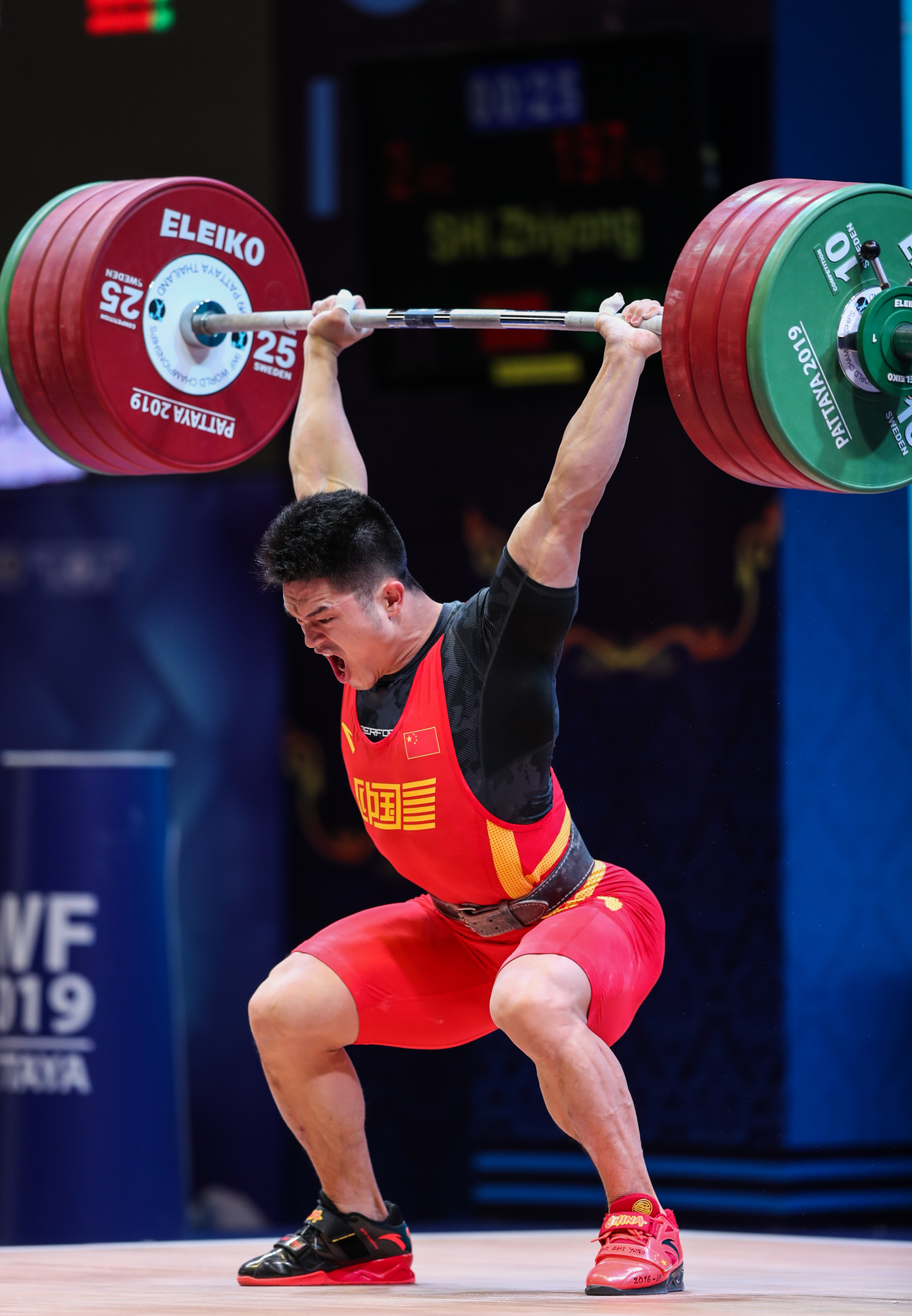 举重——世锦赛男子73公斤级:石智勇破纪录包揽三金