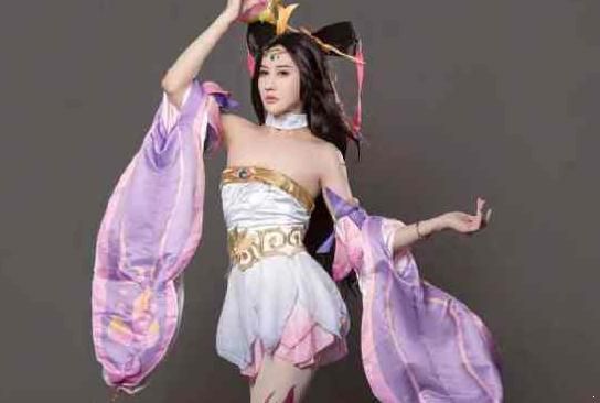 "蛇精男"刘梓晨最新写真,男扮女装cos貂蝉,网友:想自戳双目