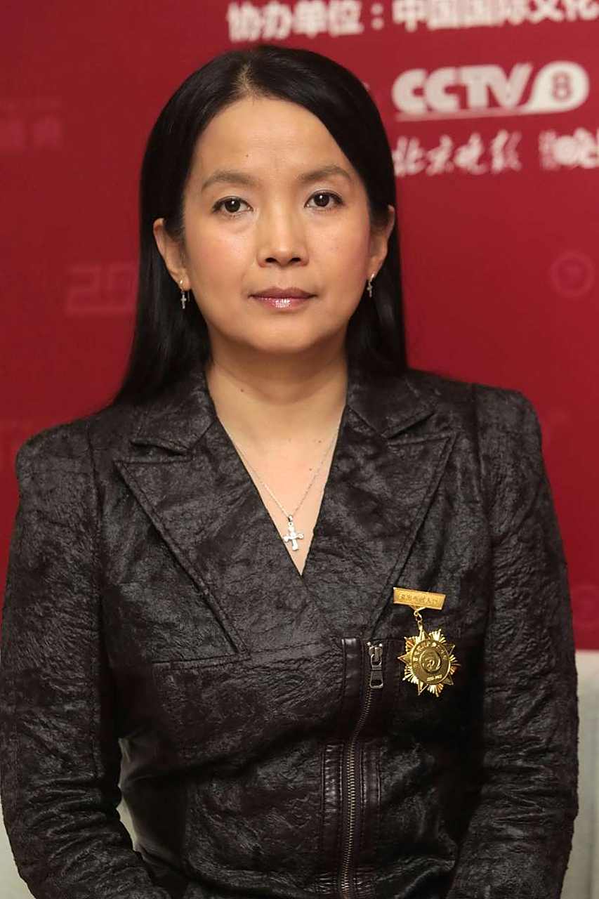 在美国捡垃圾的吕丽萍,已经活成了一个"笑话" 曾经模范的"老艺术家"却