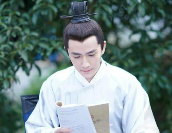 冯绍峰在《虎符传奇》中饰演的"信陵君",剧中的他虽然形象看起来老了