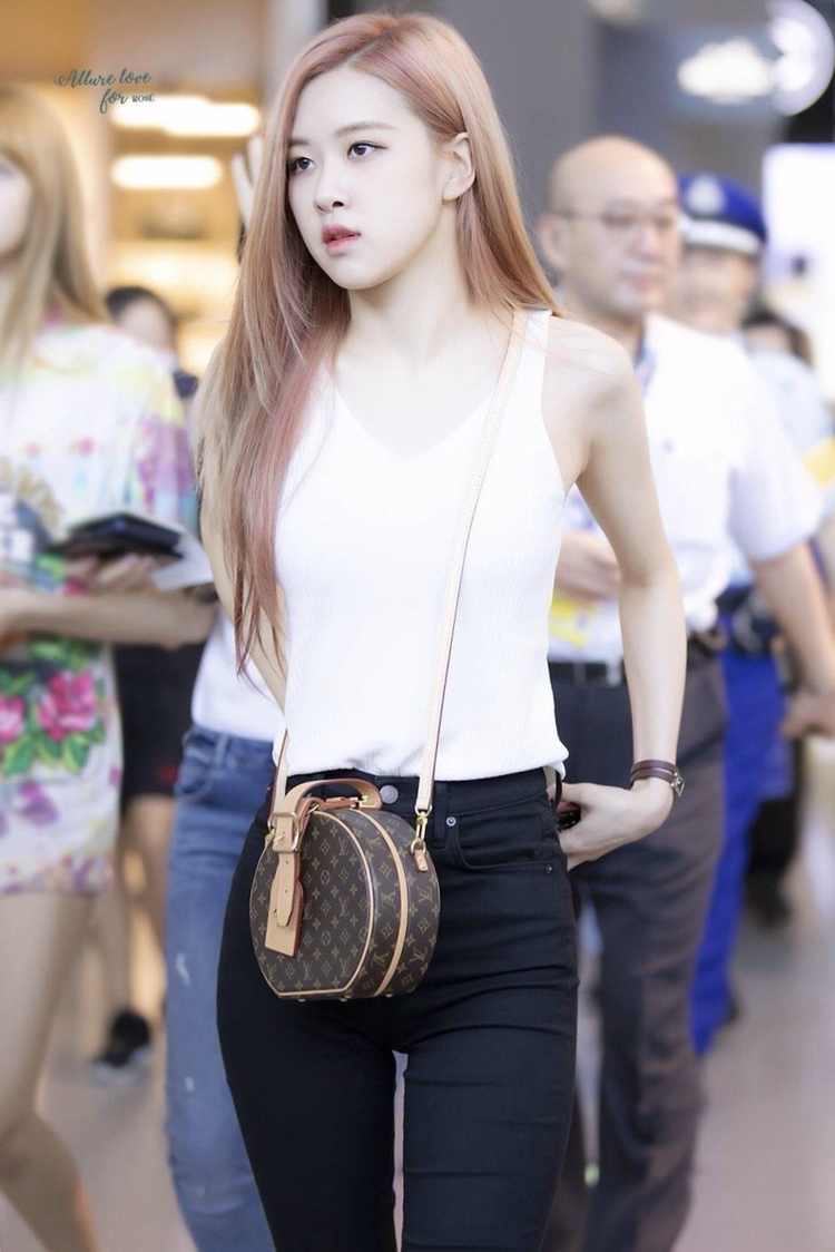朴彩英一组街拍:白色背心搭配黑色紧身裤,纤腰细腿,十分迷人!