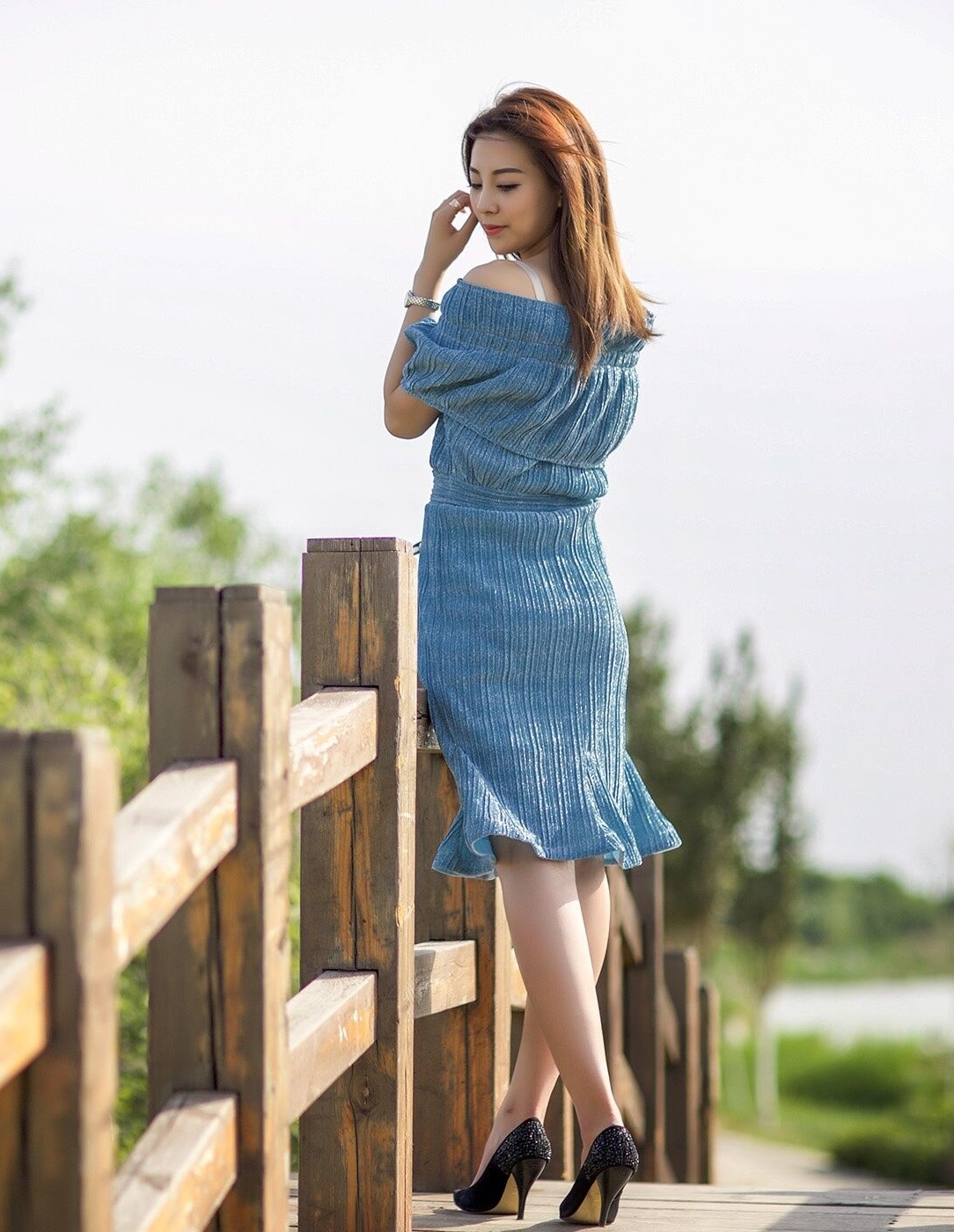 户外美拍短裙子的可爱美女,一双高帮尖头皮鞋,美腿笔直修长.