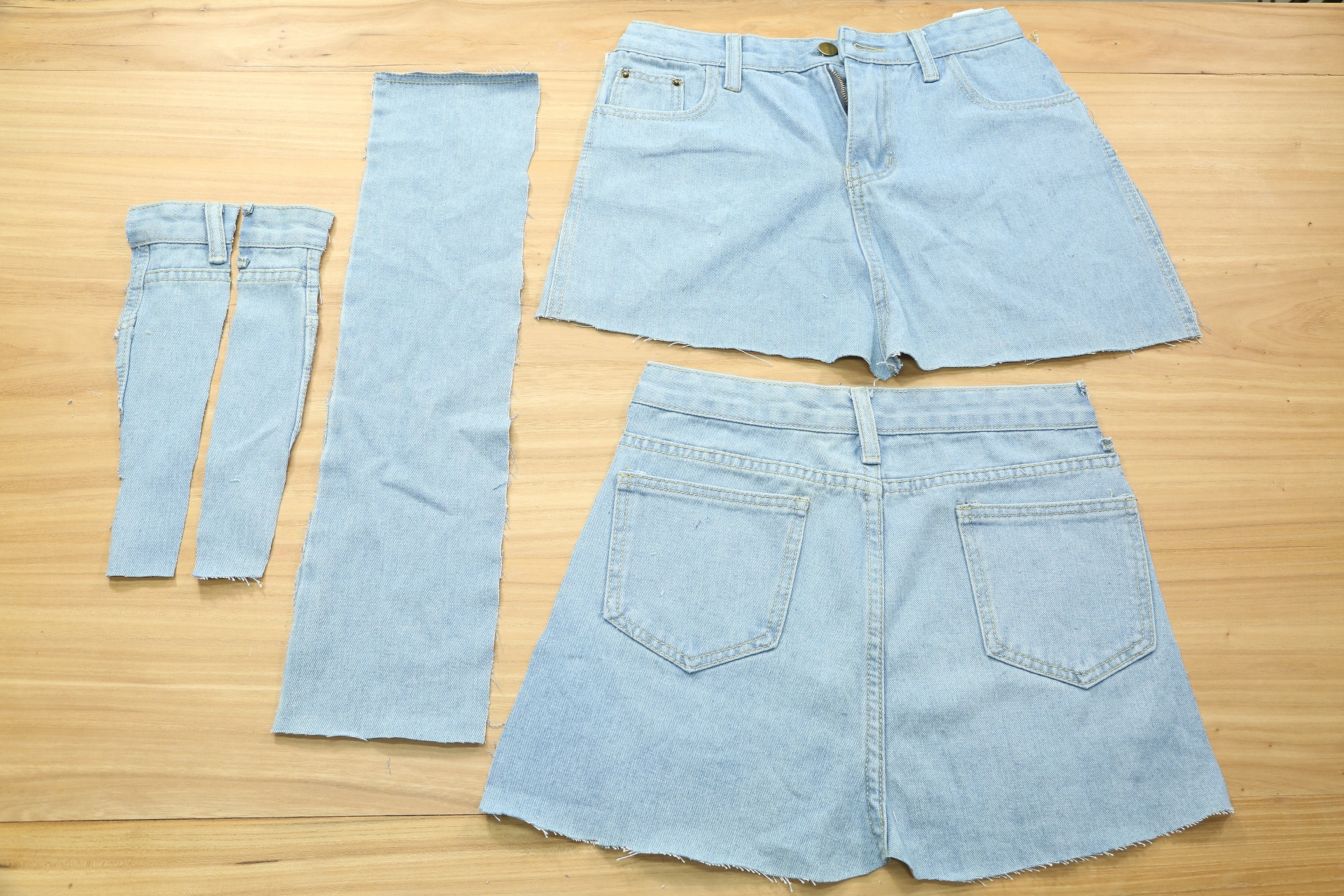 5. 牛裤侧边斜着剪下两块. 6. 将不织布剪成同样的几块.