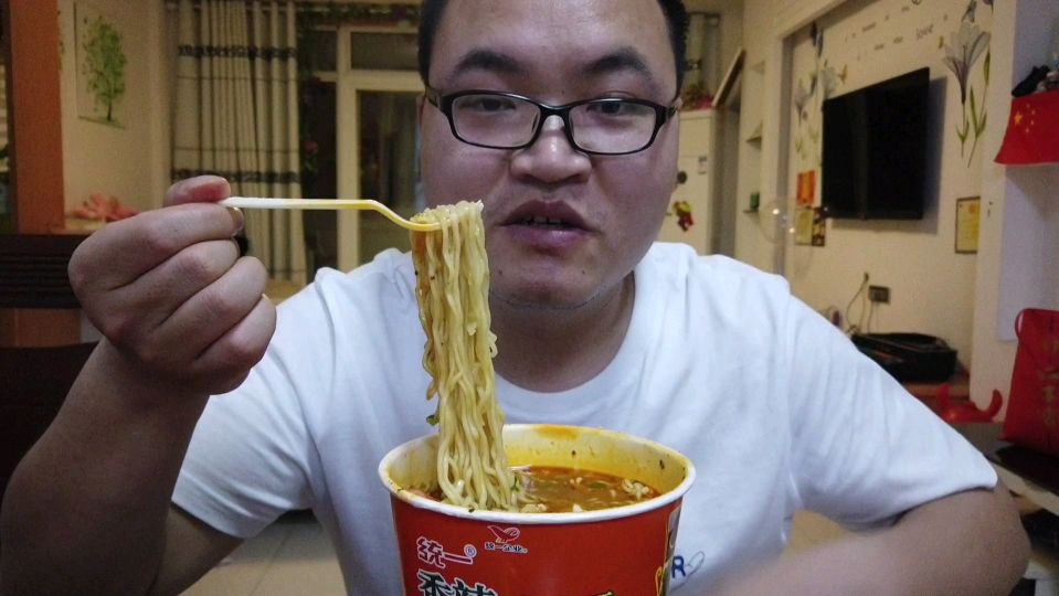 微波炉煮泡面,再加个生鸡蛋,网友:意想不到的美食