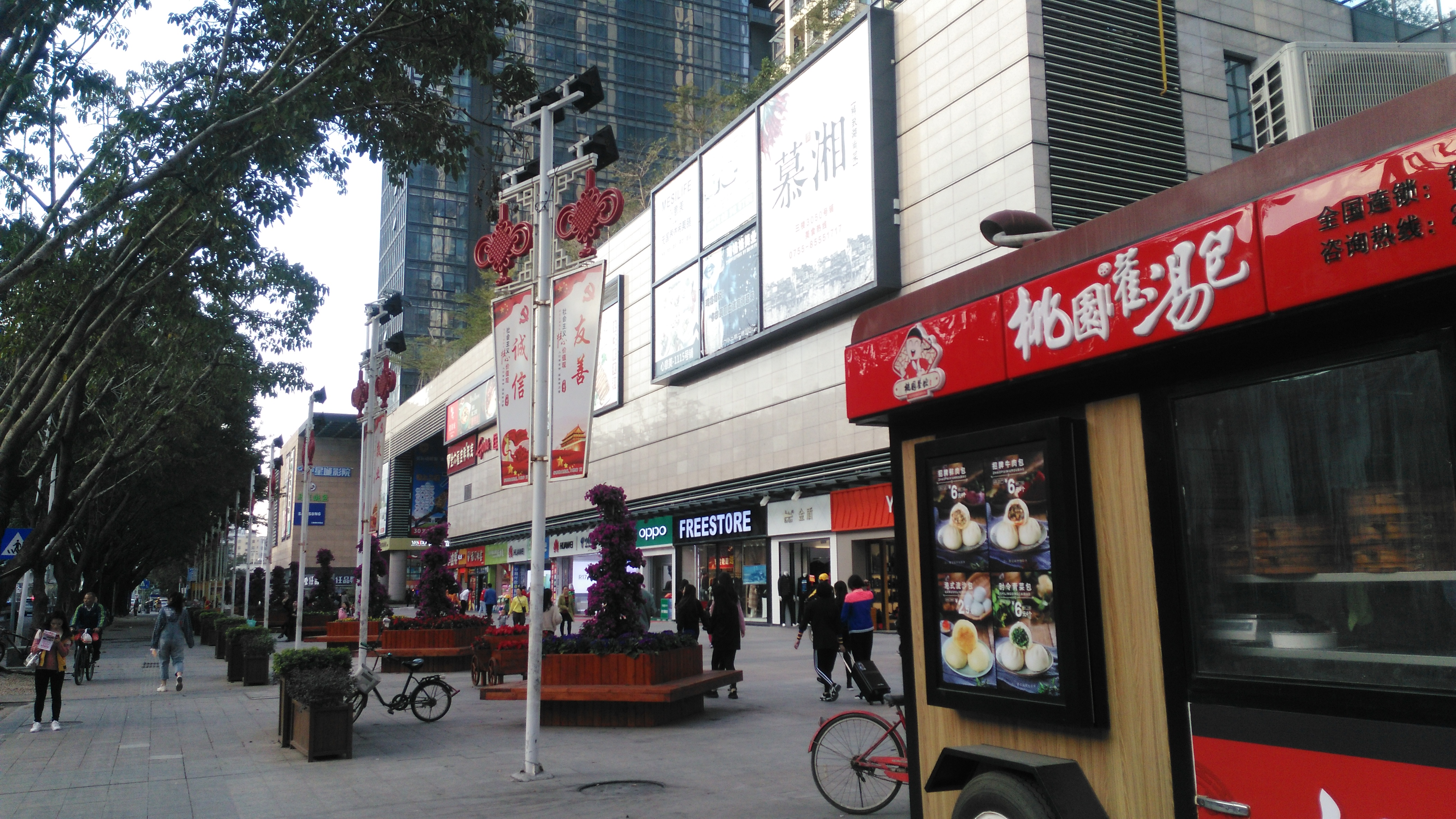 深圳横岗松柏路商业街实拍,来来往往的行人中有你吗?