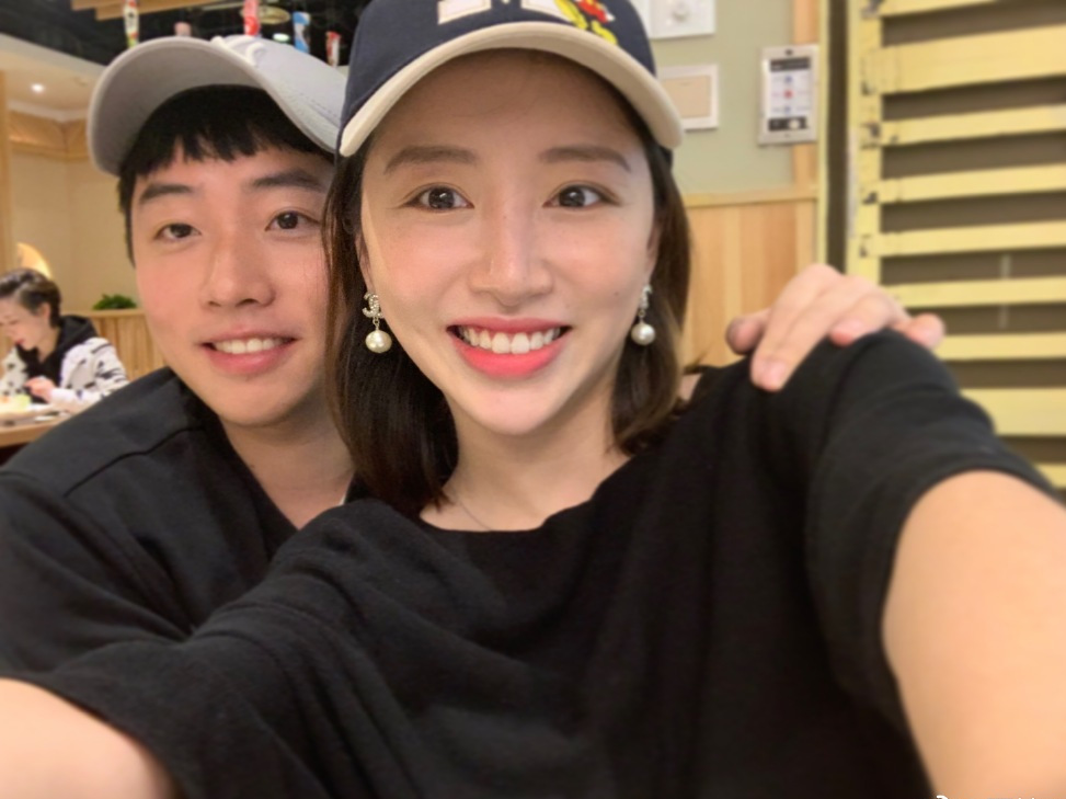 体操女神周捷:在老公雕塑前晒孕照,"五金王"老公仅有1米58