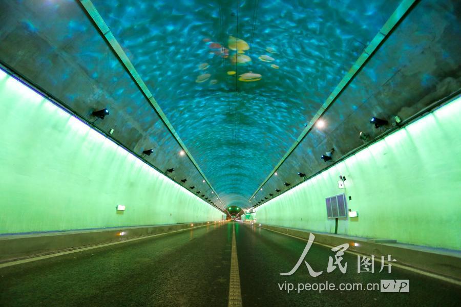 贵州首条高速公路"海底隧道 有效缓解司机驾驶疲劳