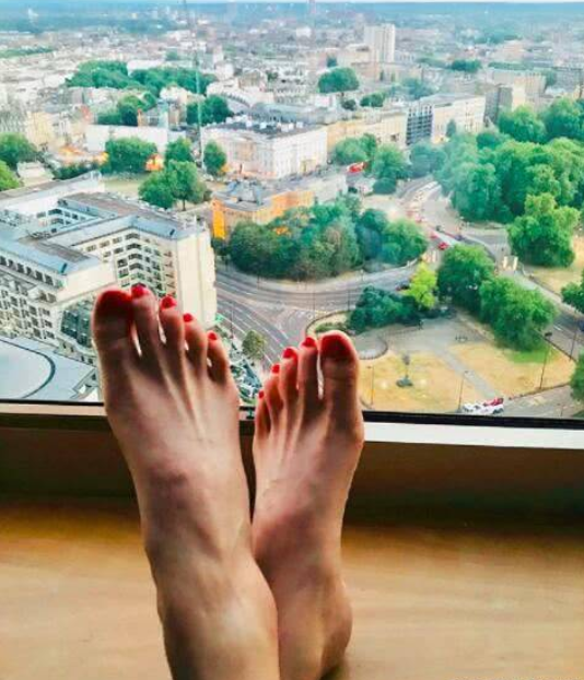 49岁女子通过在网上发双脚照片吸引粉丝,每月可以靠脚赚上万元