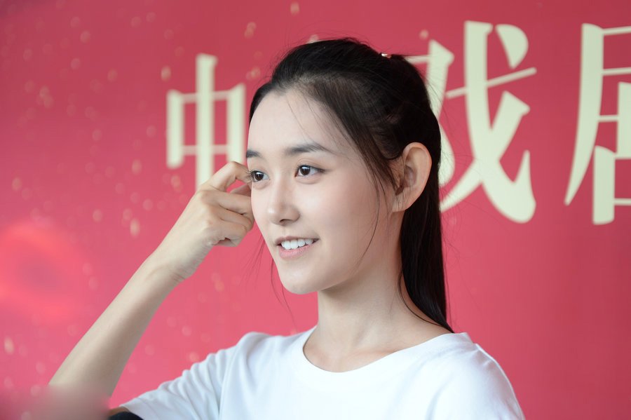 童星初长成!蒋依依亮相中戏新生开学典礼,同学颜值个个都挺高