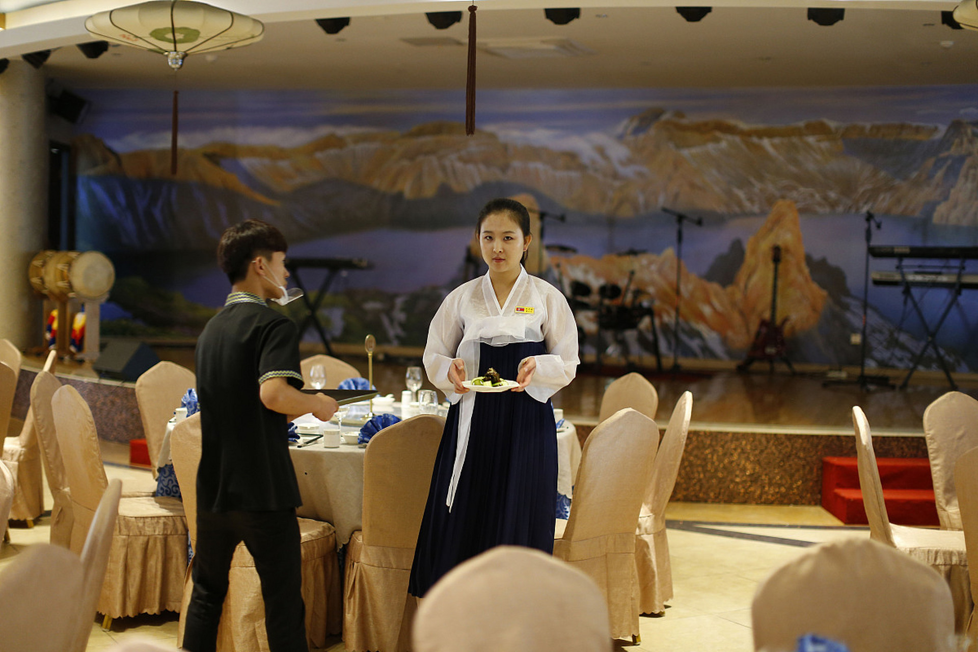 你不知道的朝鲜:有一次在丹东的朝鲜国营餐厅吃饭,里面的服务员都是清