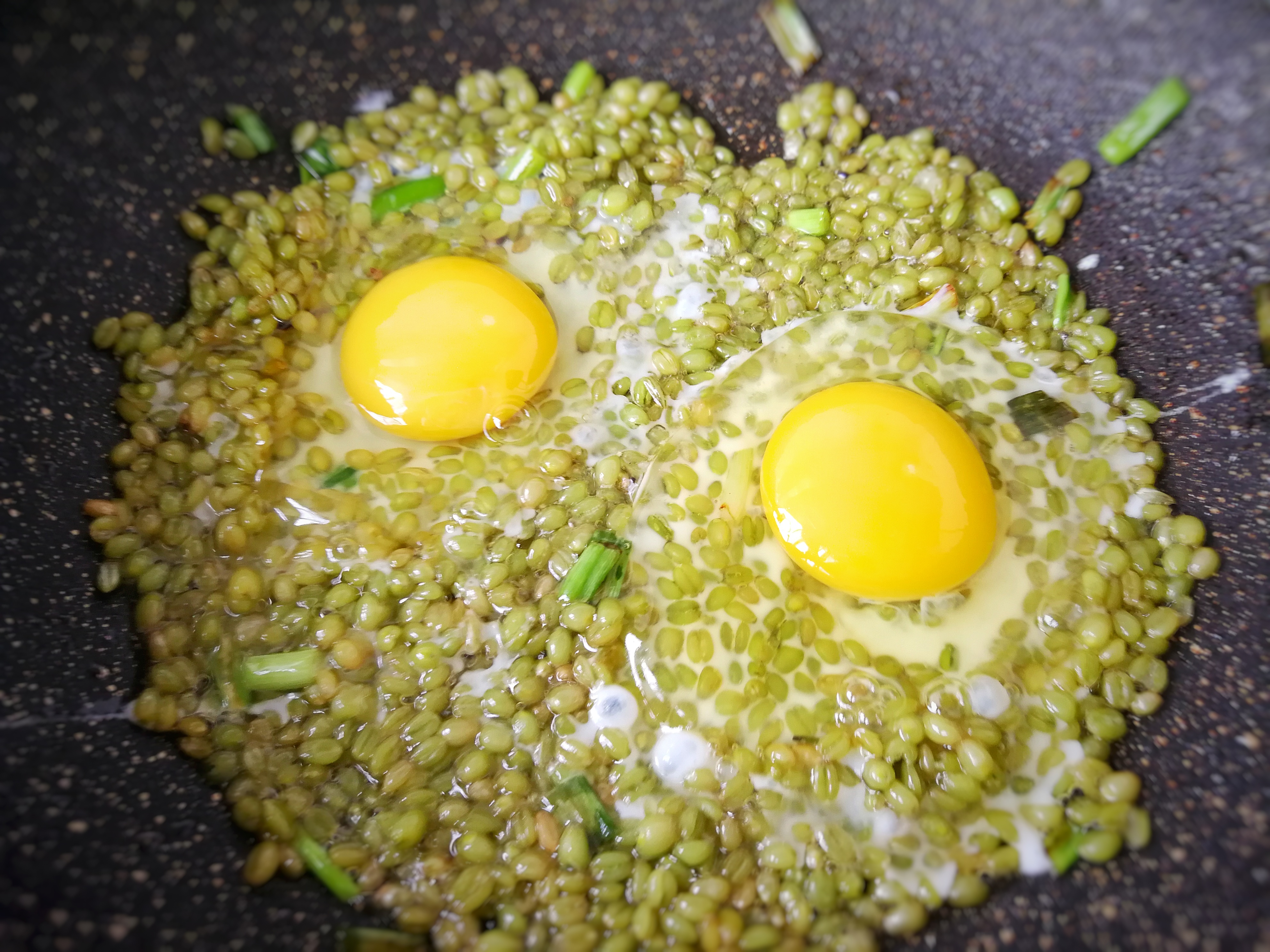 这菜抓紧吃,6月份再不吃就下去了,用来炒鸡蛋,老公一人吃一盘