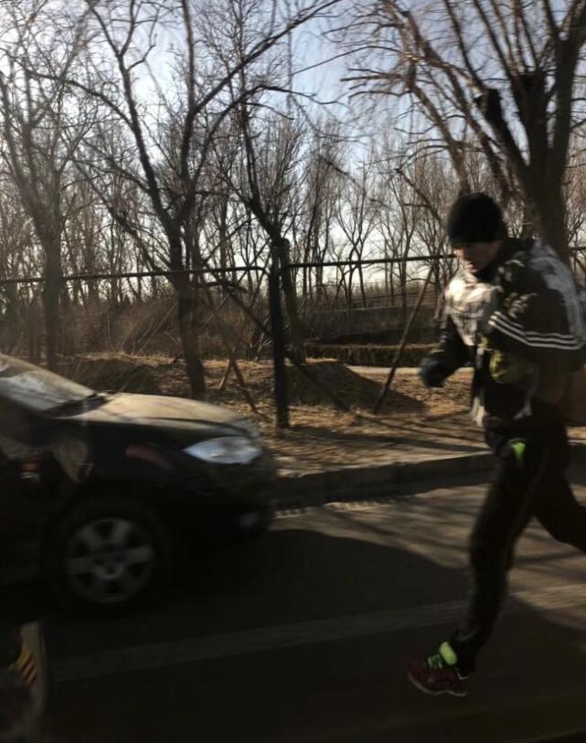 张朝阳北京寒冬中裸跑 疑似有保镖跟随