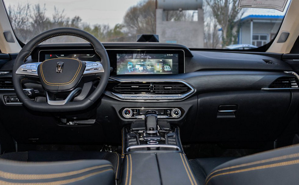 从内饰上看,奔腾t77精致简洁,做工还不错,接缝比较小.