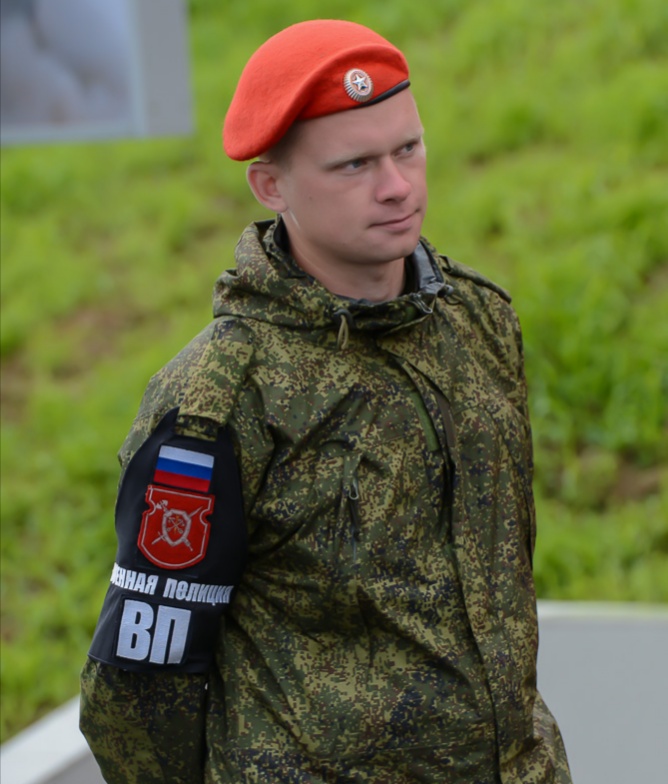 俄罗斯俄罗斯军事警察的红色贝雷帽 2,金属军事警察胸章,上面文字同