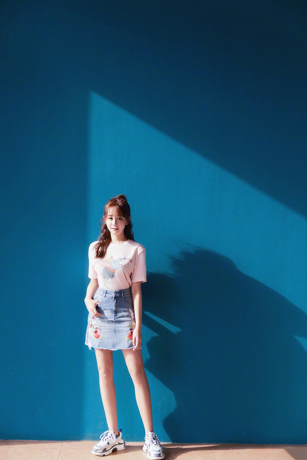 35岁海陆逆生长,t恤短裤显年轻,网友:腿"p"得太细了