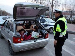 交警查车时,为什么会都会先摸车尾?清楚原因后:早知道不吃亏!